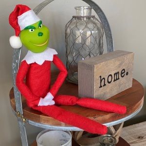 Grinch on a bench 🎄🎅🏼